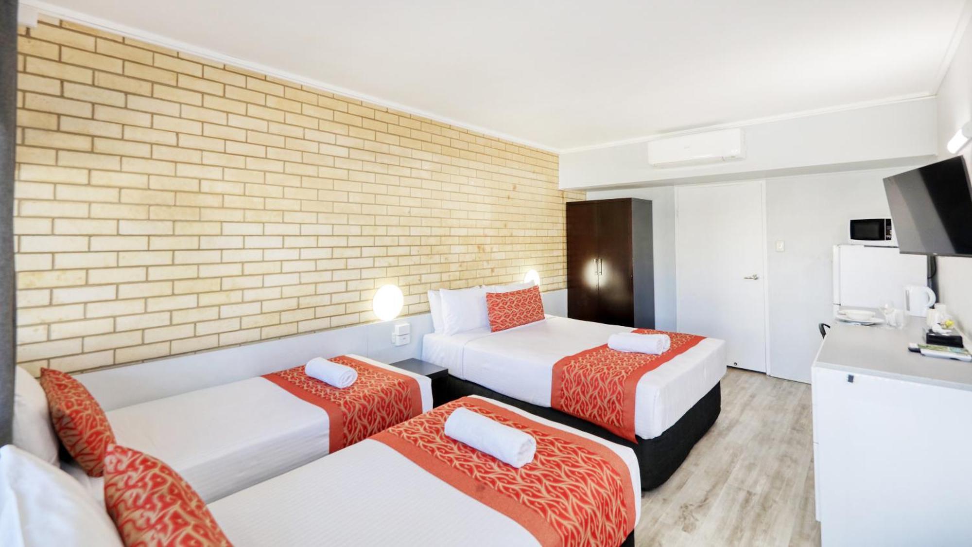 Tropical Gateway Motor Inn Рокхемптън Екстериор снимка