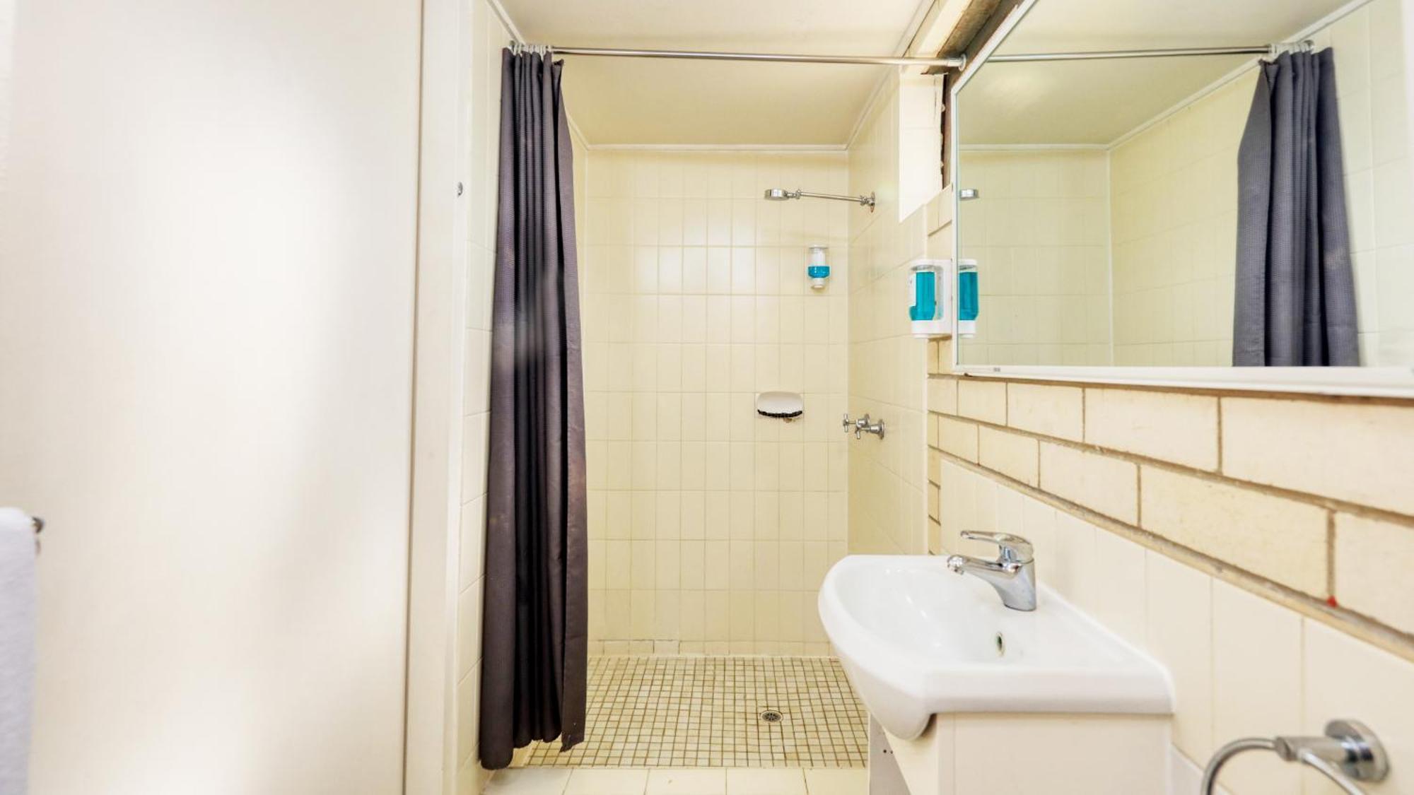 Tropical Gateway Motor Inn Рокхемптън Екстериор снимка