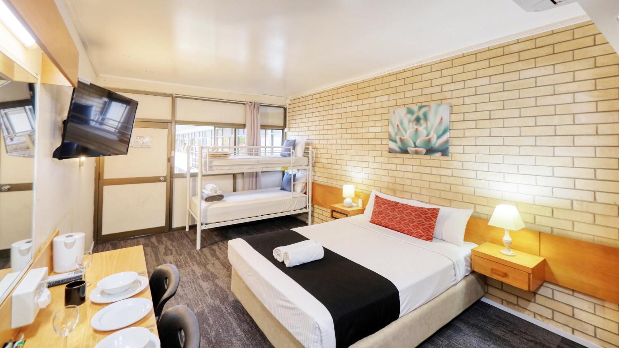 Tropical Gateway Motor Inn Рокхемптън Екстериор снимка