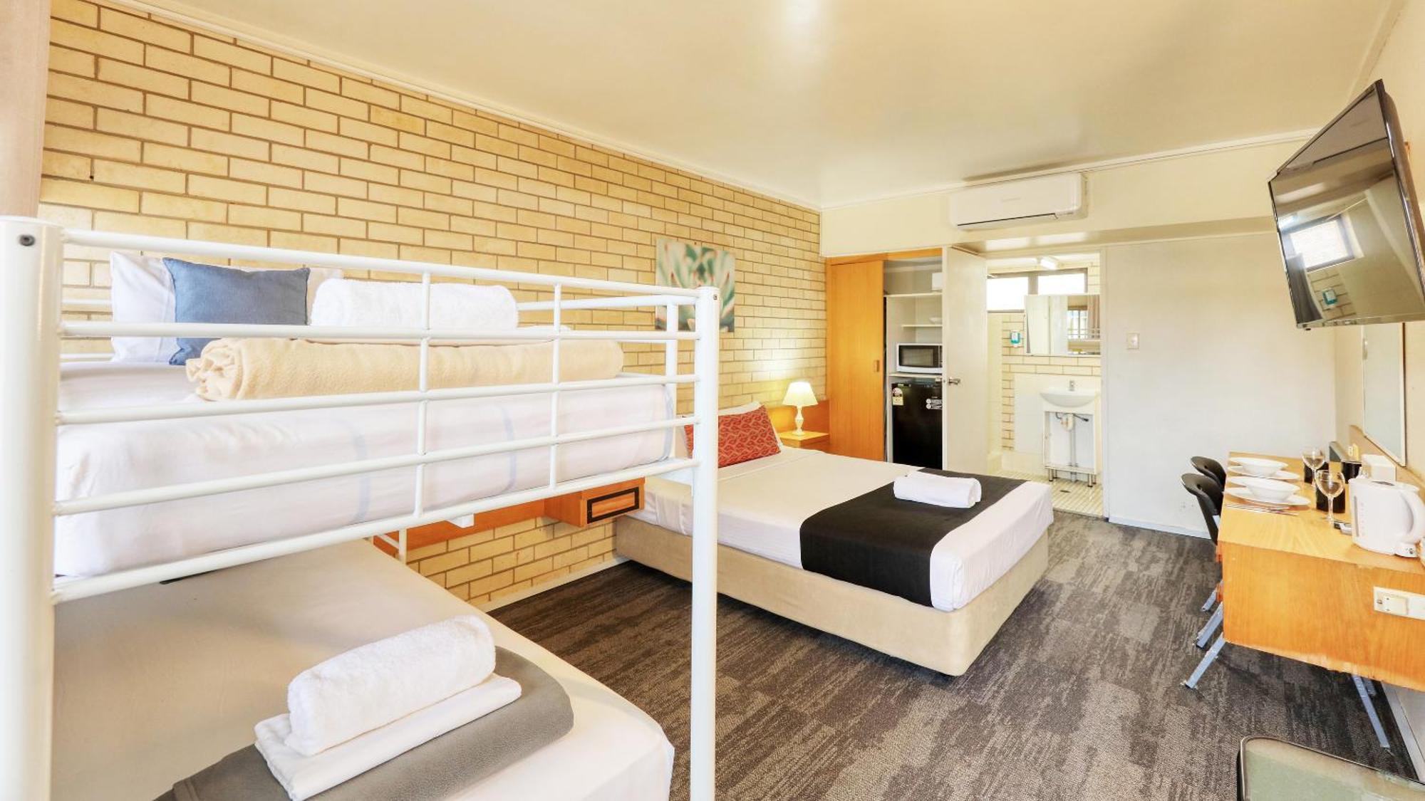 Tropical Gateway Motor Inn Рокхемптън Екстериор снимка