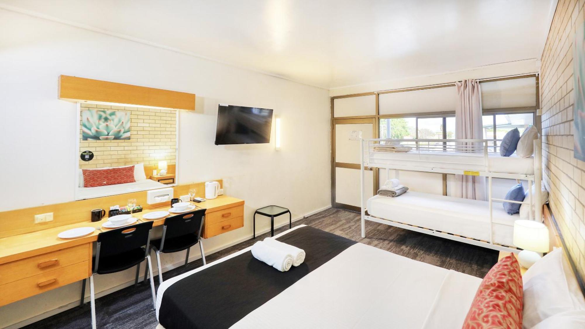 Tropical Gateway Motor Inn Рокхемптън Екстериор снимка