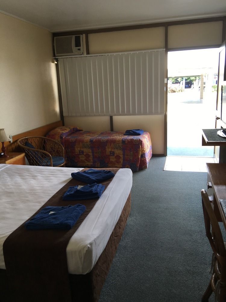 Tropical Gateway Motor Inn Рокхемптън Екстериор снимка