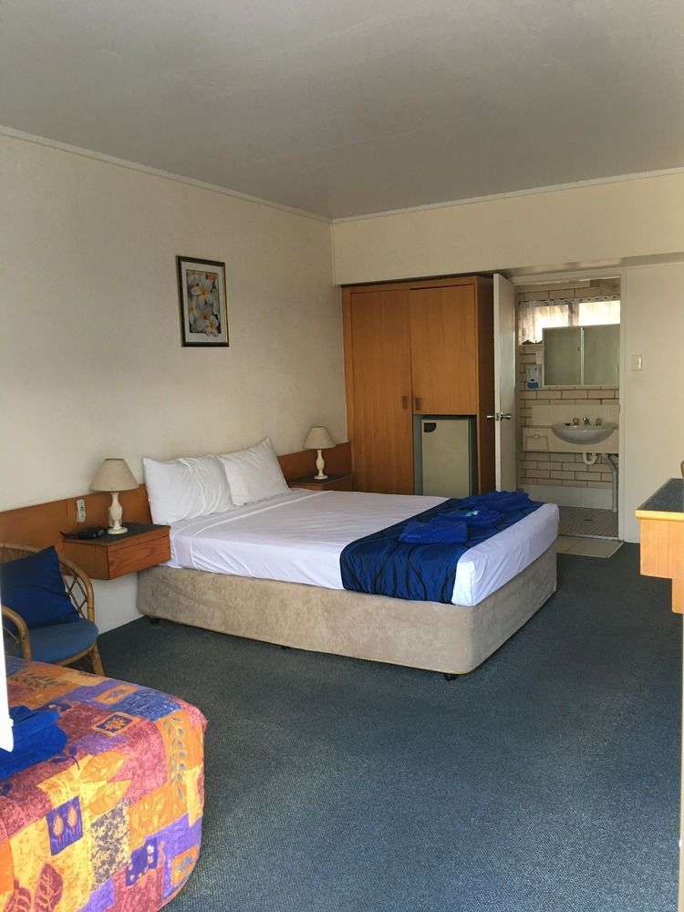 Tropical Gateway Motor Inn Рокхемптън Екстериор снимка