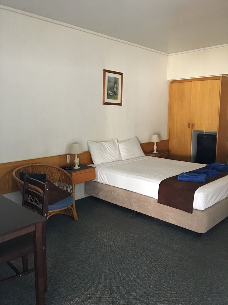 Tropical Gateway Motor Inn Рокхемптън Екстериор снимка