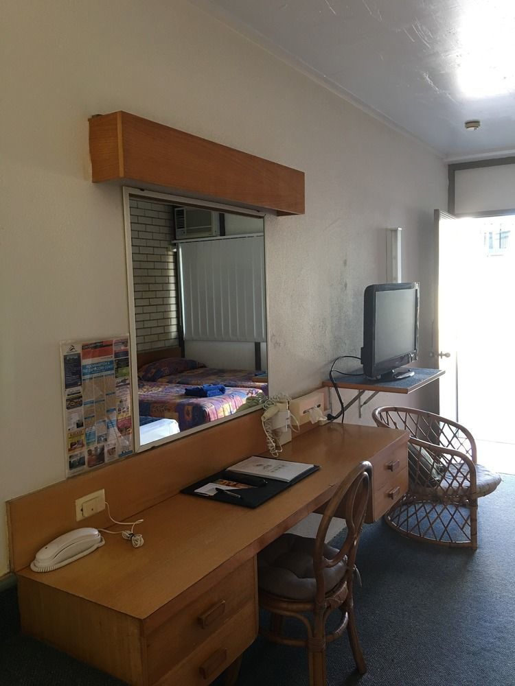 Tropical Gateway Motor Inn Рокхемптън Екстериор снимка
