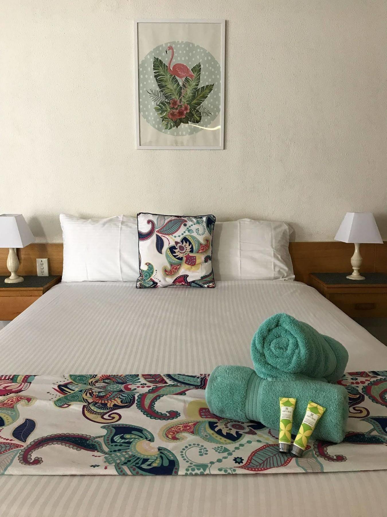 Tropical Gateway Motor Inn Рокхемптън Екстериор снимка